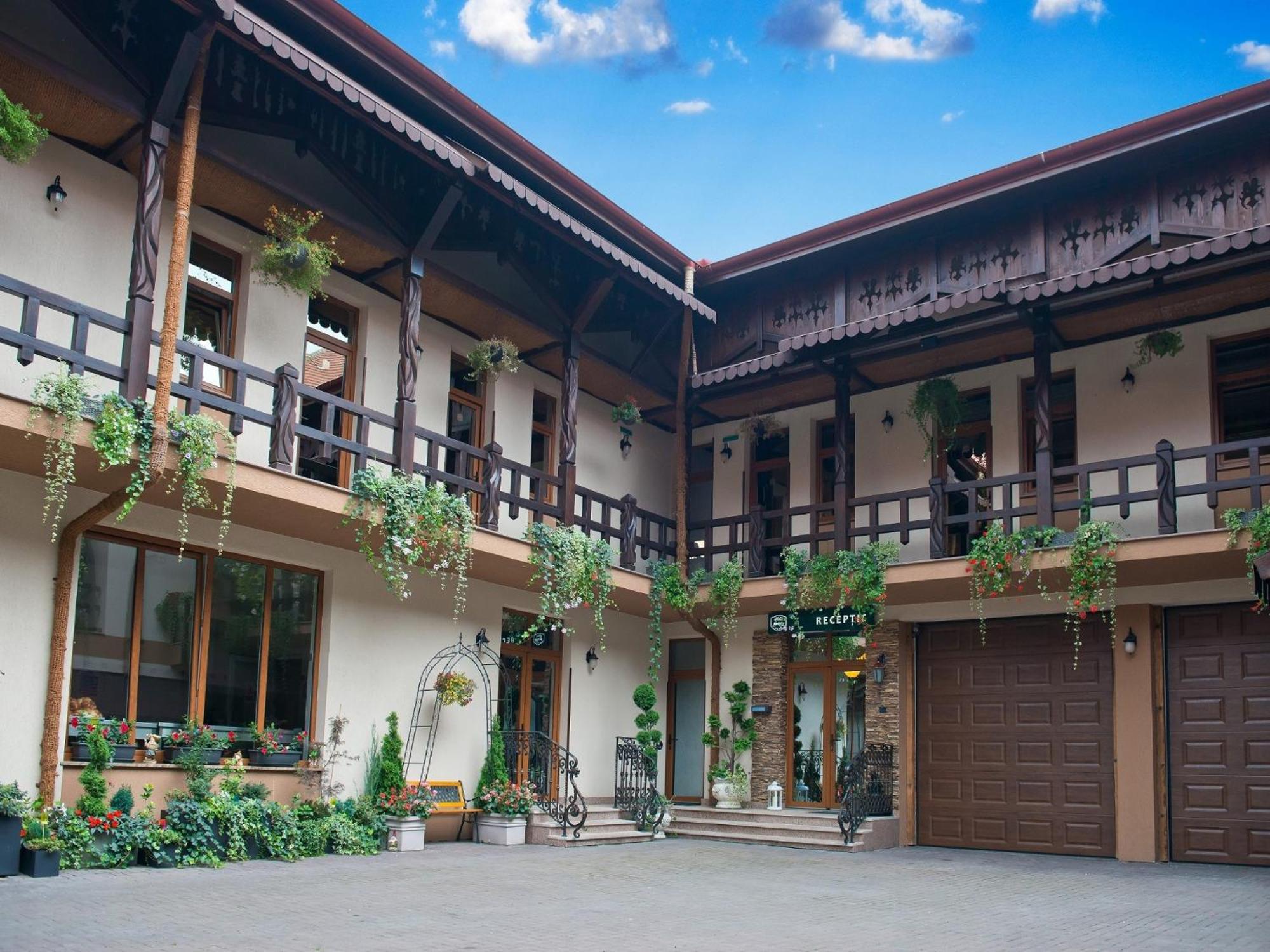 Hotel Galany Rădăuţi Exteriör bild